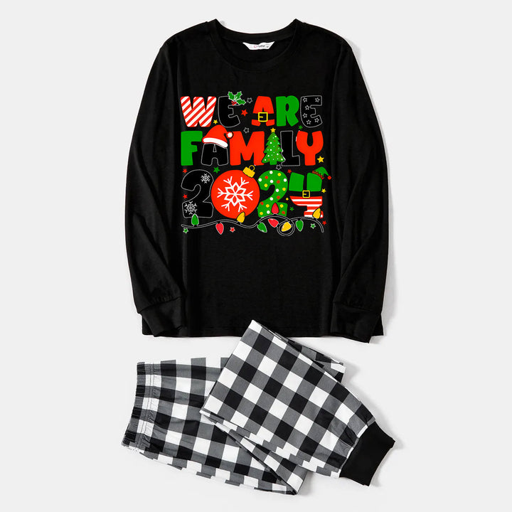 Drune | Weihnachten "Wir sind Familie" Farbiger Multi-Element Buchstabe Schwarzes Langarmoberteil mit Schwarz-Weiß karierten Hosen Familienpassende Schlafanzüge