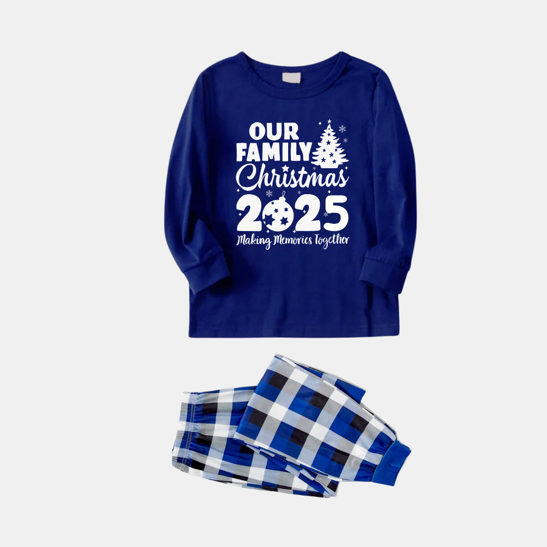 Drune | Unser Familienweihnachten 2025 Erinnerungen gemeinsam schaffen' Buchstaben Druck (Weiß) Blaue Karierte Familienpassende Pyjamas