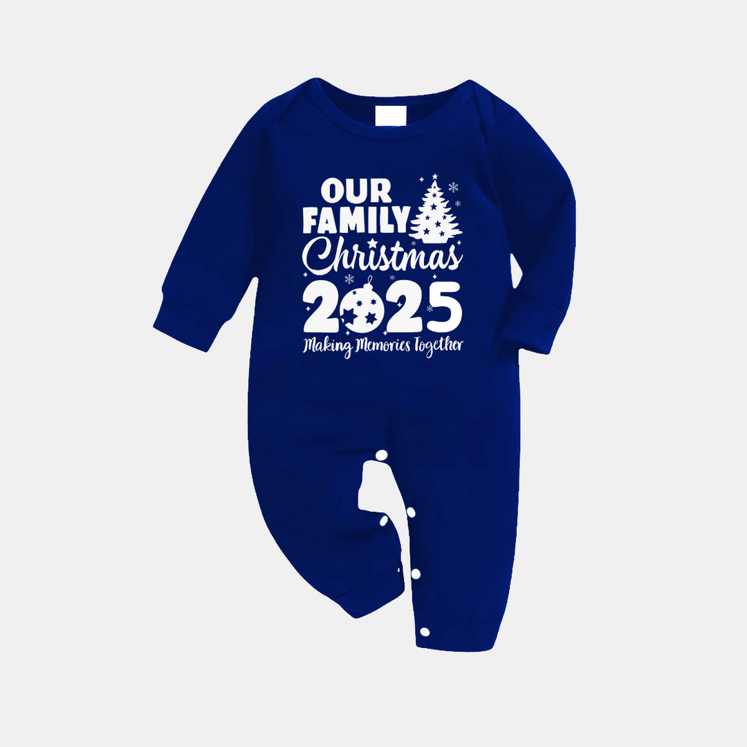 Drune | Unser Familienweihnachten 2025 Erinnerungen gemeinsam schaffen' Buchstaben Druck (Weiß) Blaue Karierte Familienpassende Pyjamas