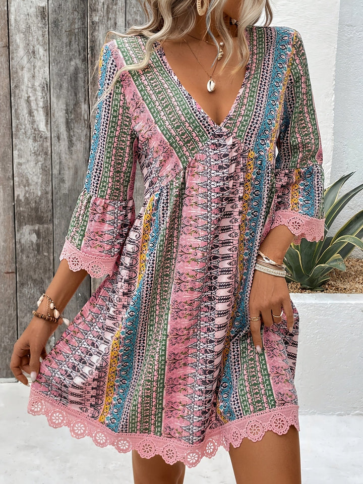 Drune | Elegantes Kleid mit V-Ausschnitt und Spitzenabschluss