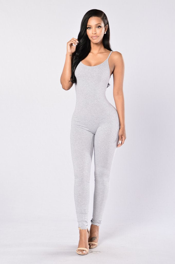 Damen komfortabler und figurbetonter Jumpsuit mit schmalen Trägern Drune