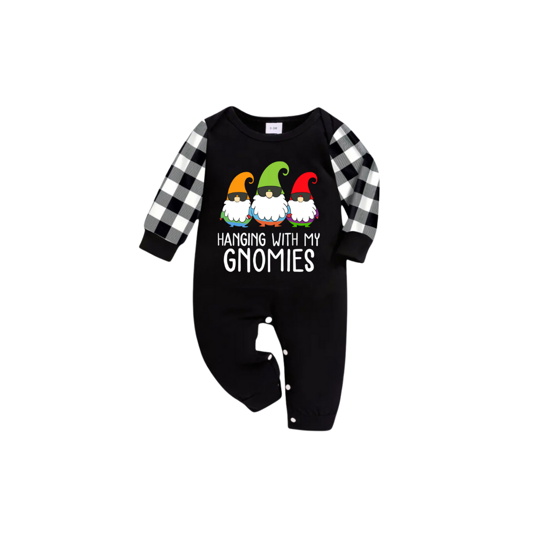 Drune | Hanging With My Gnomies Familie Weihnachten Schlafanzug Set - Schwarzes Oberteil Schwarze und Weiße Karohose Farbige Gnome Grafik
