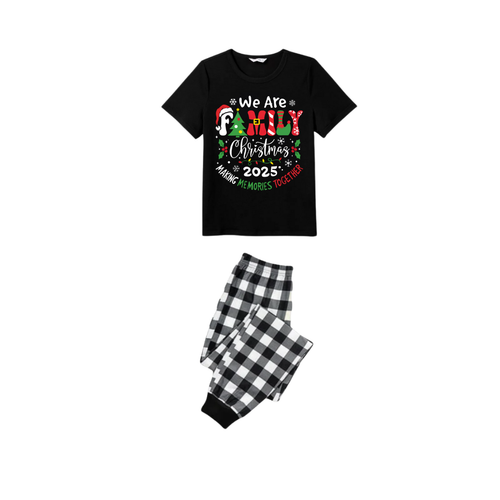 Drune | Wir sind Familie Erinnerungen zusammen machen Weihnachten 2025 Pyjama Set - Schwarzes Oberteil Schwarze und weiße karierte Hosen Bunte Textgrafik