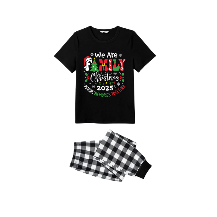 Drune | Wir sind Familie Erinnerungen zusammen machen Weihnachten 2025 Pyjama Set - Schwarzes Oberteil Schwarze und weiße karierte Hosen Bunte Textgrafik