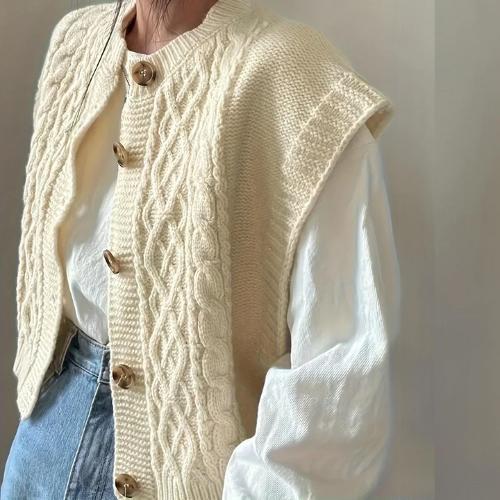Drune | Ärmellose Strickweste - Kabelmuster mit Knopfverschluss