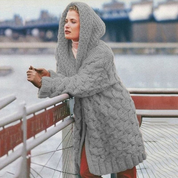 Drune | Gestrickte Strickjacke - Langmodell - Kabelstrick mit Kapuze - Offene Vorderseite
