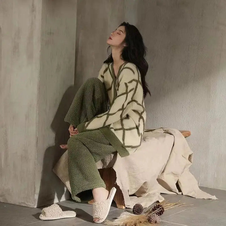 Drune | Komfort Pyjama - Weicher Korallfleece-Pyjama mit kariertem Westen für Frauen