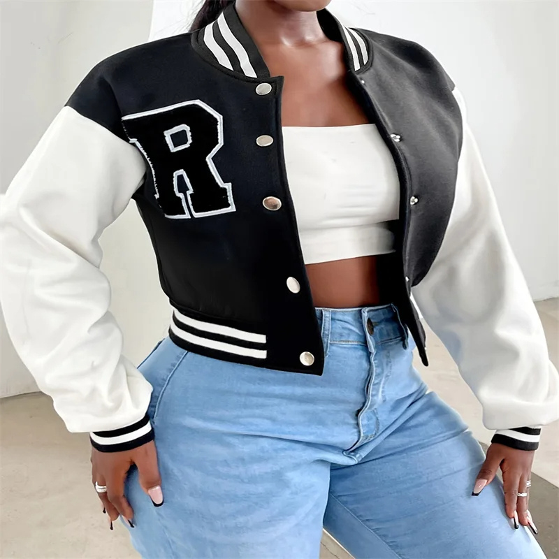 Drune | Varsity Bomberjack Damen, Kurzes Modell mit Buchstabenpatch und Druckknopfverschluss