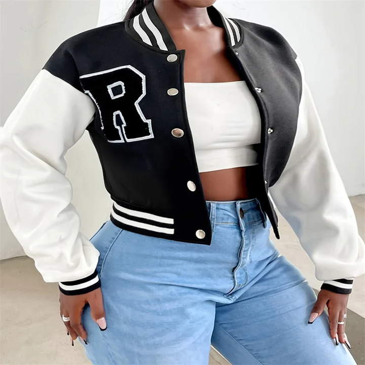 Drune | Varsity Bomberjack Damen, Kurzes Modell mit Buchstabenpatch und Druckknopfverschluss