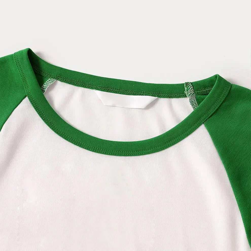 Drune | Grünes Raglan-Top Grünes Karomuster Weihnachts-Pyjama-Set mit „2025 FAMILIENWEIHNACHTEN“ und Weihnachtsmannhut-Druck