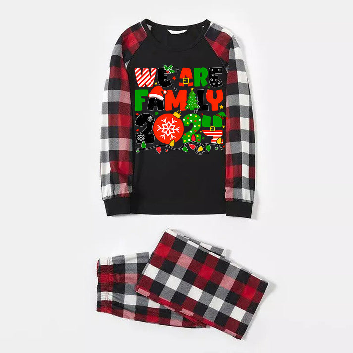 Drune | Weihnachten "Wir sind Familie" Bunte Multi-Element Buchstaben Drucke Rot & Schwarz & Grau & Weiß Karierte Familien-Pyjamas