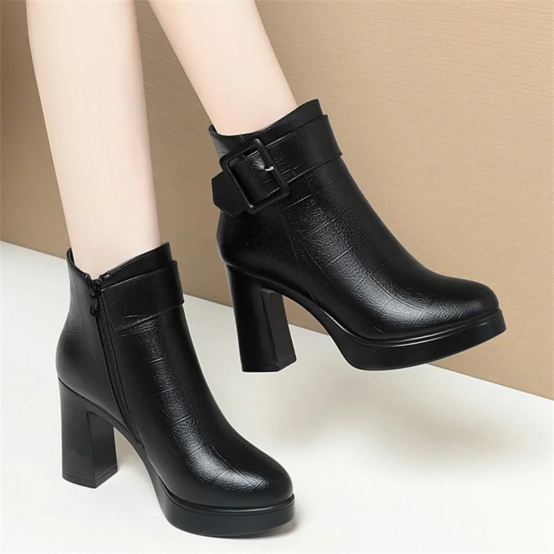 Drune | Flaschenstiefel mit High Heel und Fensterdesign für einen einzigartigen Stil