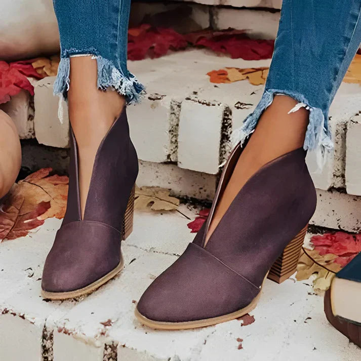 Drune | formbewusster Knöchelstiefel mit tiefem V-Ausschnitt für einen trendigen Look
