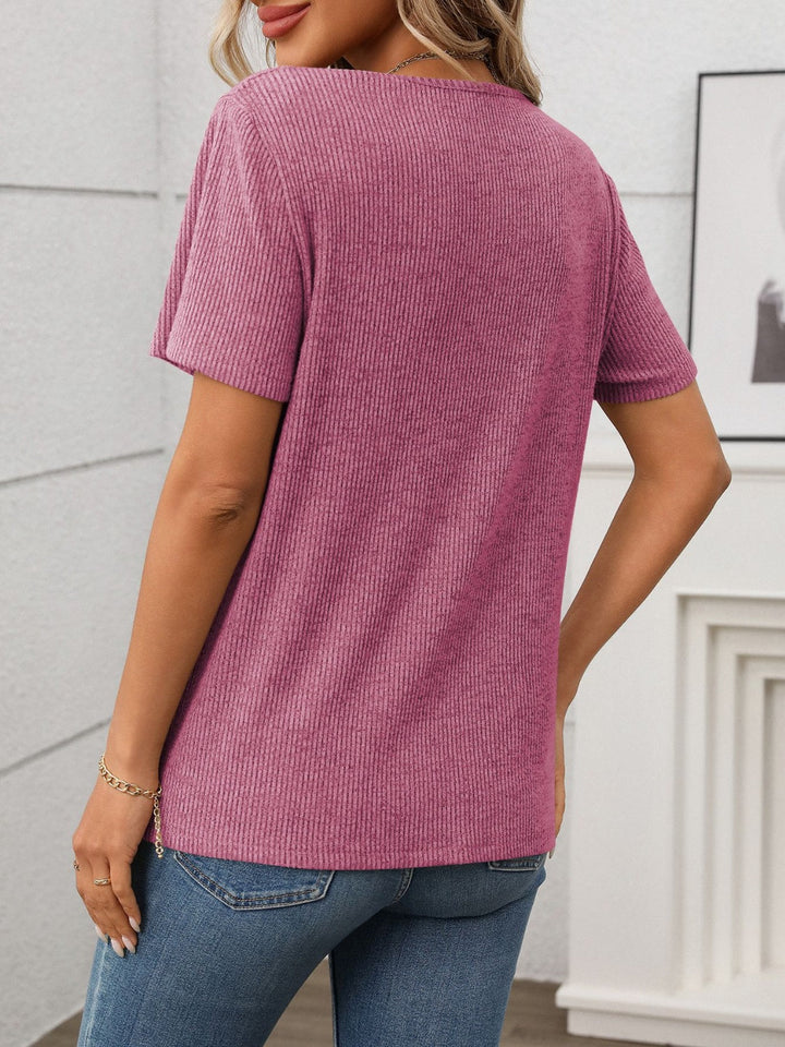 Drune | Geripptes V-Ausschnitt Kurzarm T-Shirt