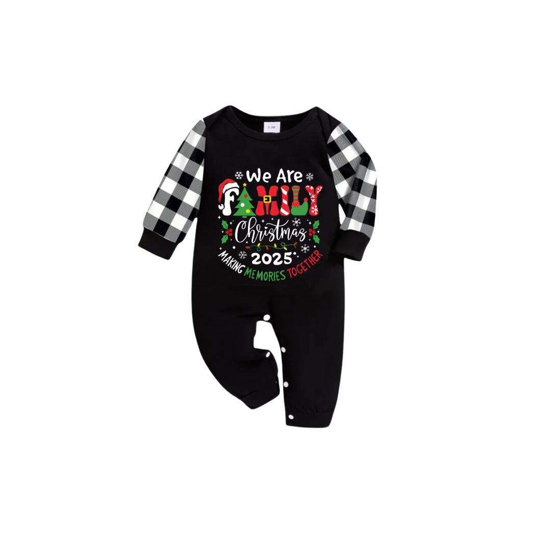 Drune | Wir sind Familie Erinnerungen zusammen machen Weihnachten 2025 Pyjama Set - Schwarzes Oberteil Schwarze und weiße karierte Hosen Bunte Textgrafik