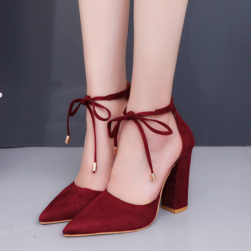 Damen nan spitz zulaufende Pumps mit Knöchelband zum Binden und skulpturellem Blockabsatz Drune