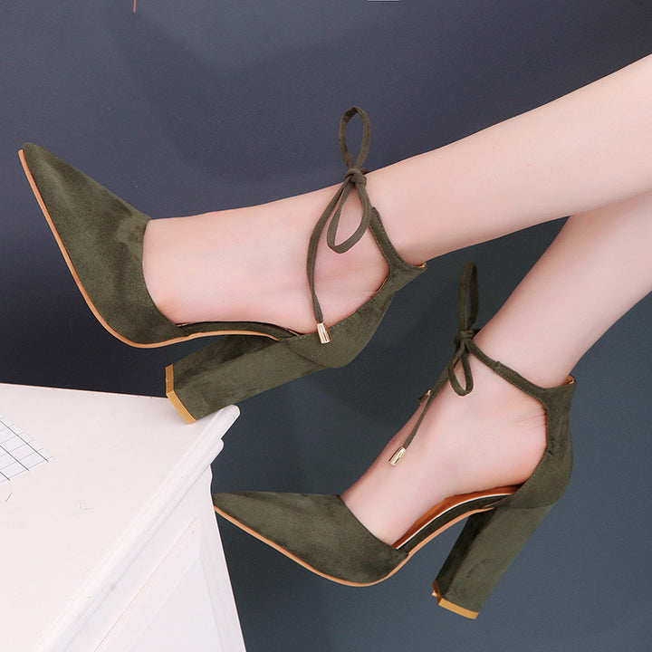 Damen nan spitz zulaufende Pumps mit Knöchelband zum Binden und skulpturellem Blockabsatz Drune