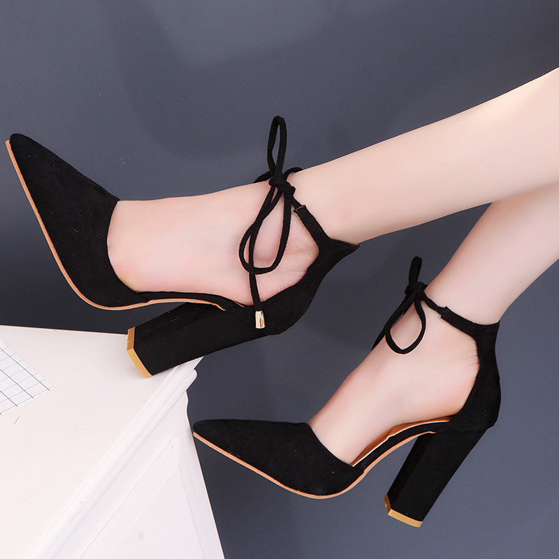 Damen nan spitz zulaufende Pumps mit Knöchelband zum Binden und skulpturellem Blockabsatz Drune