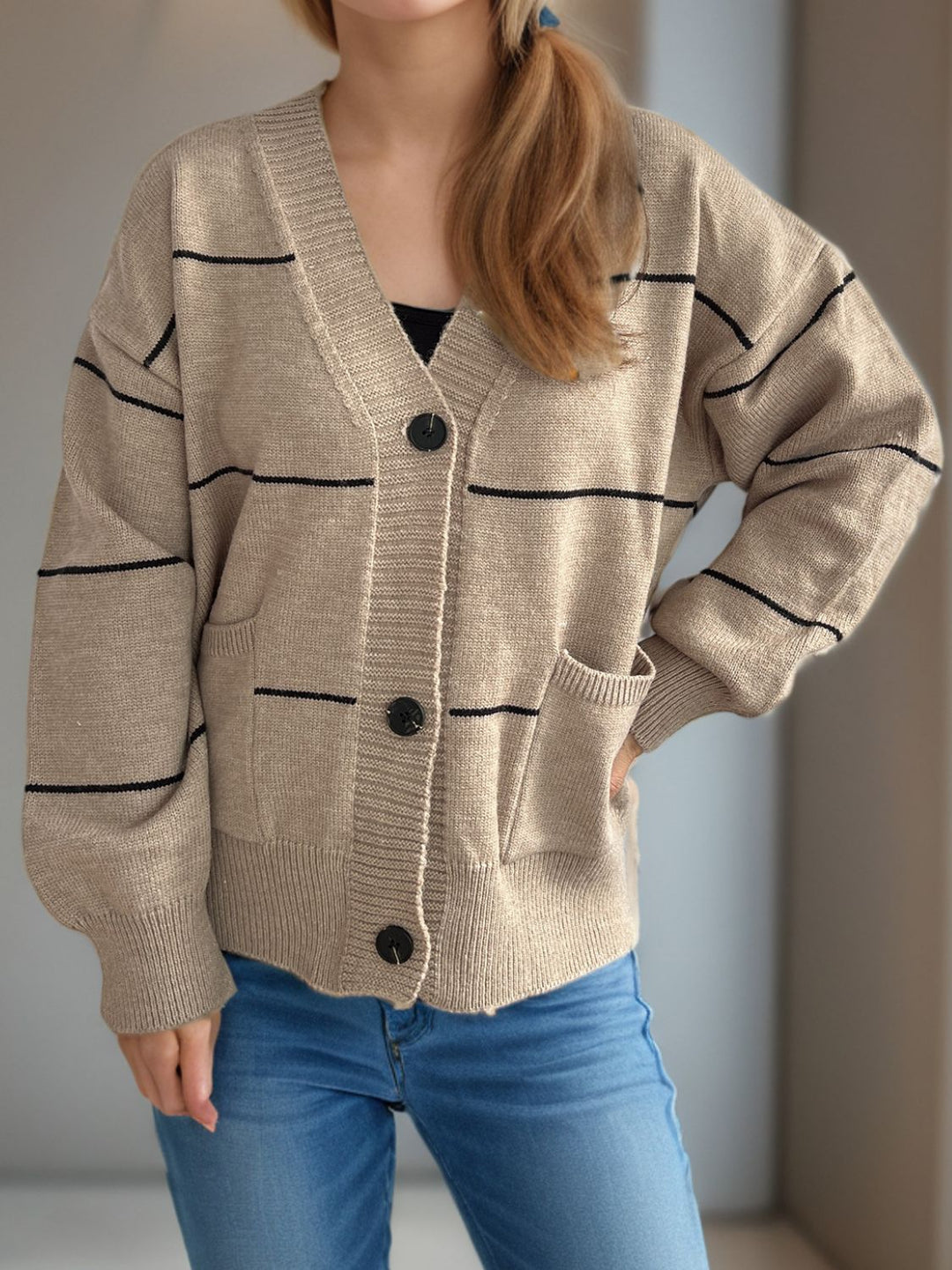 Drune | Legere Strickjacke mit langen Ärmeln, V-Ausschnitt, Knöpfen und Streifen