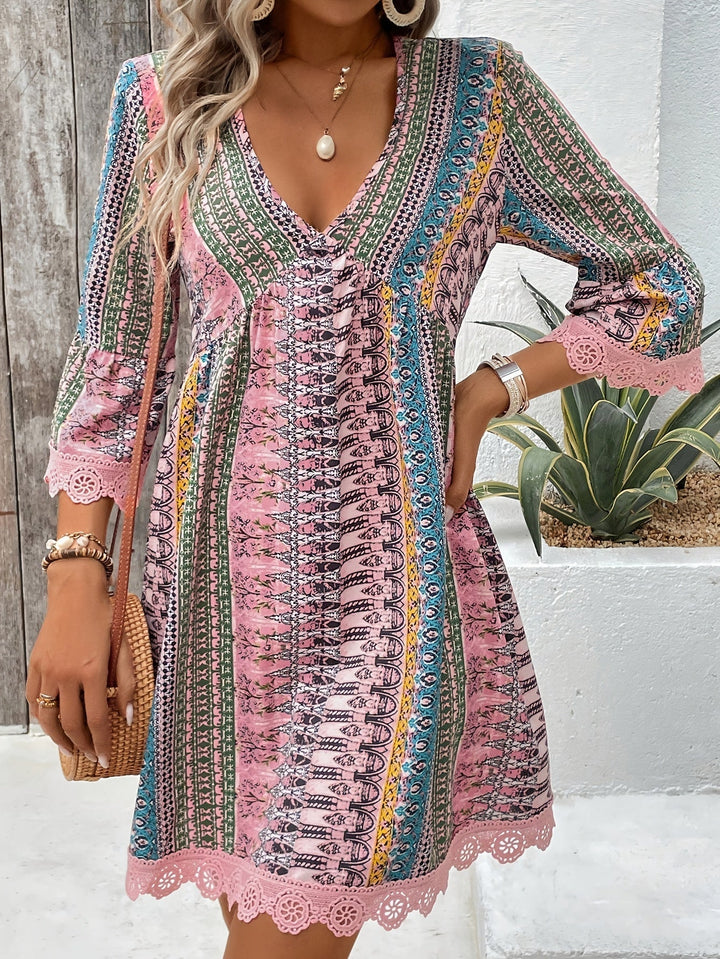 Drune | Elegantes Kleid mit V-Ausschnitt und Spitzenabschluss