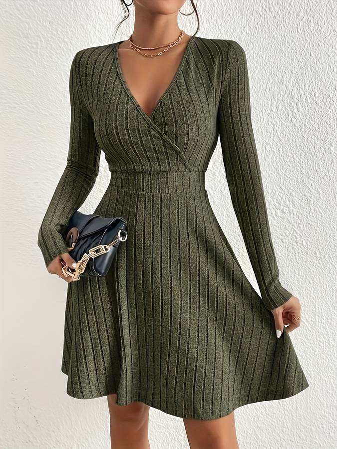 Drune - Skaterkleid mit geripptem V-Ausschnitt