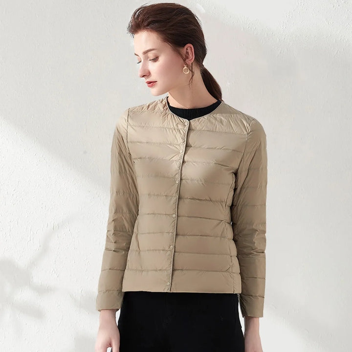 Drune | Leichte, kragenlose und figurbetonende Damen-Daunenjacke