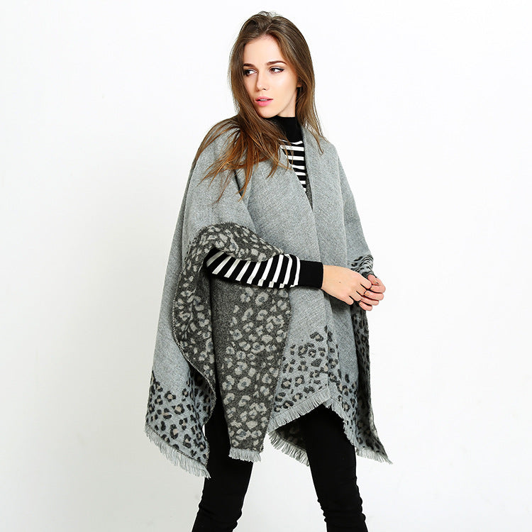 Damen Strick‑Ruana mit Leoprint‑Bordüre und Fransensaum Drune
