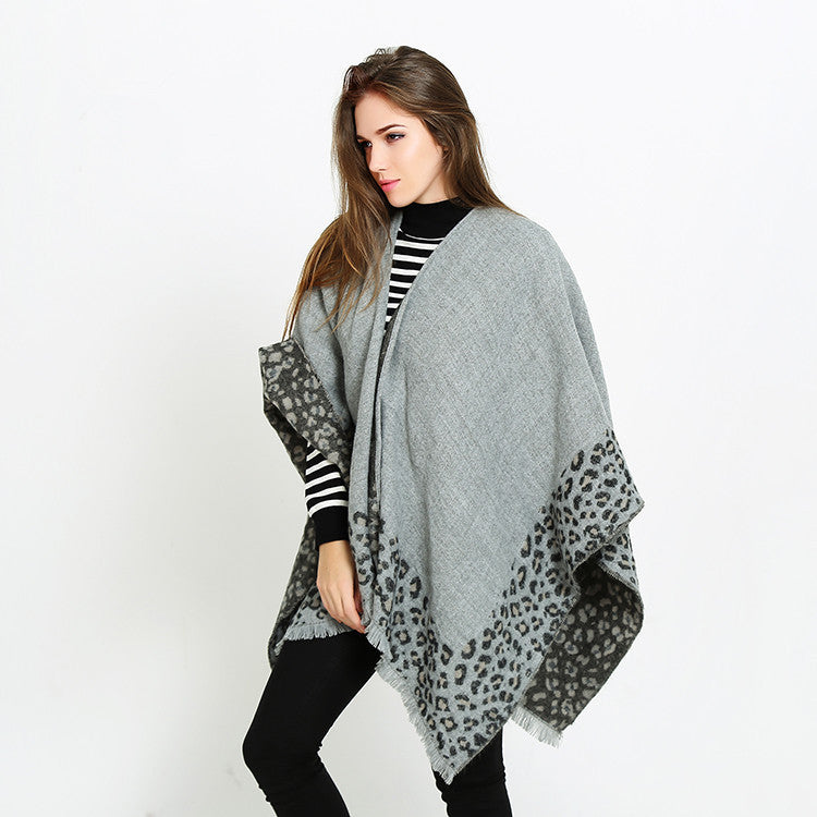 Damen Strick‑Ruana mit Leoprint‑Bordüre und Fransensaum Drune