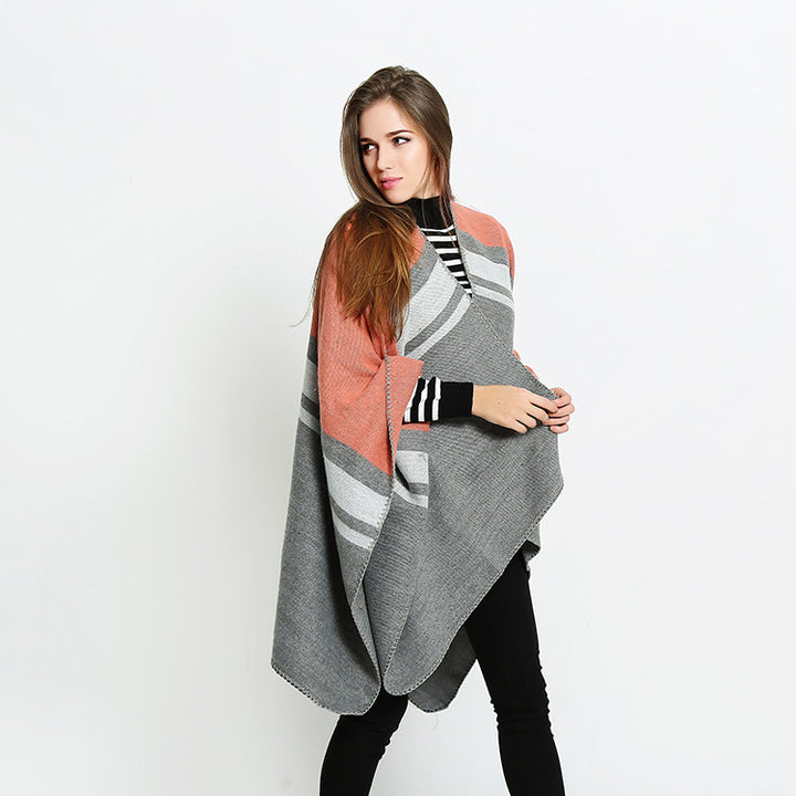 Damen Cape‑Ruana‑Poncho aus feinem Wollmix mit kontrastierter Kettelnaht Drune