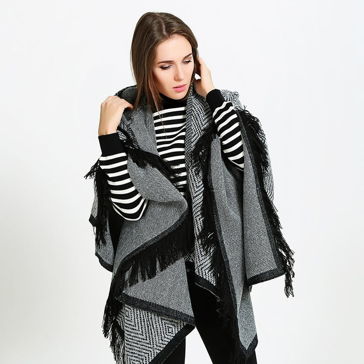 Damen Kapuzen-Ruana im geometrischen Jacquard mit Fransen und weichfallender Wolloptik Drune