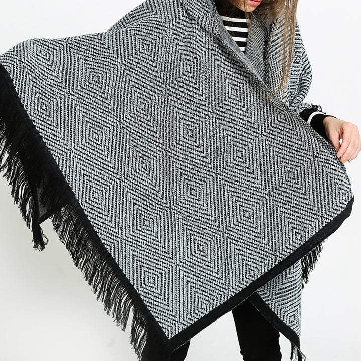 Damen Kapuzen-Ruana im geometrischen Jacquard mit Fransen und weichfallender Wolloptik Drune