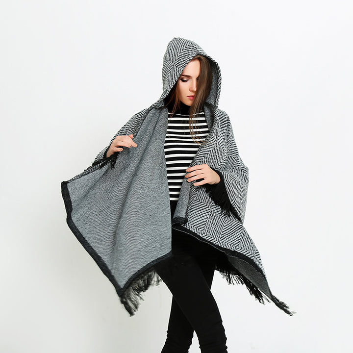 Damen Kapuzen-Ruana im geometrischen Jacquard mit Fransen und weichfallender Wolloptik Drune