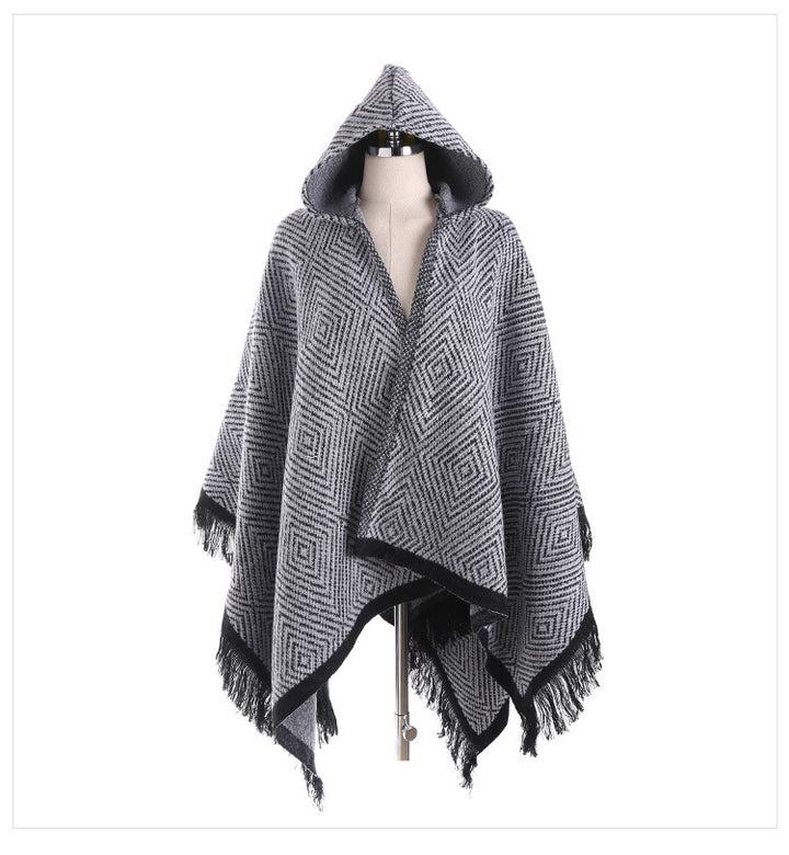 Damen Kapuzen-Ruana im geometrischen Jacquard mit Fransen und weichfallender Wolloptik Drune
