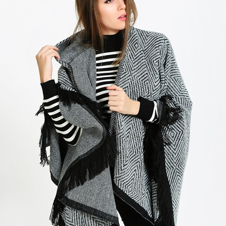 Damen Kapuzen-Ruana im geometrischen Jacquard mit Fransen und weichfallender Wolloptik Drune