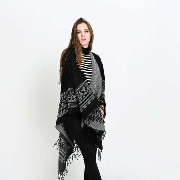 Damen Capeponcho mit geometrischer Jacquardbordüre, offenem V-Ausschnitt und Fransensaum Drune