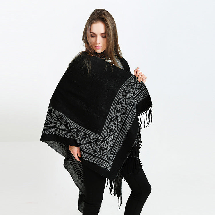 Damen Capeponcho mit geometrischer Jacquardbordüre, offenem V-Ausschnitt und Fransensaum Drune