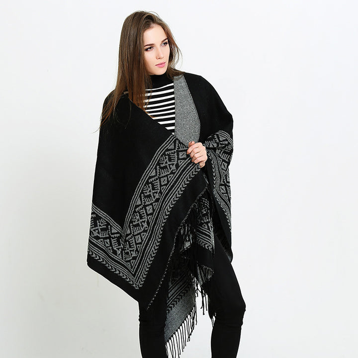 Damen Capeponcho mit geometrischer Jacquardbordüre, offenem V-Ausschnitt und Fransensaum Drune