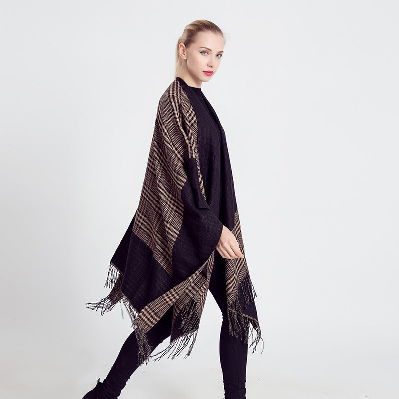 Damen Ruana-Poncho aus Wollmix mit kastigem Kimono-Fall und Fransensaum Drune