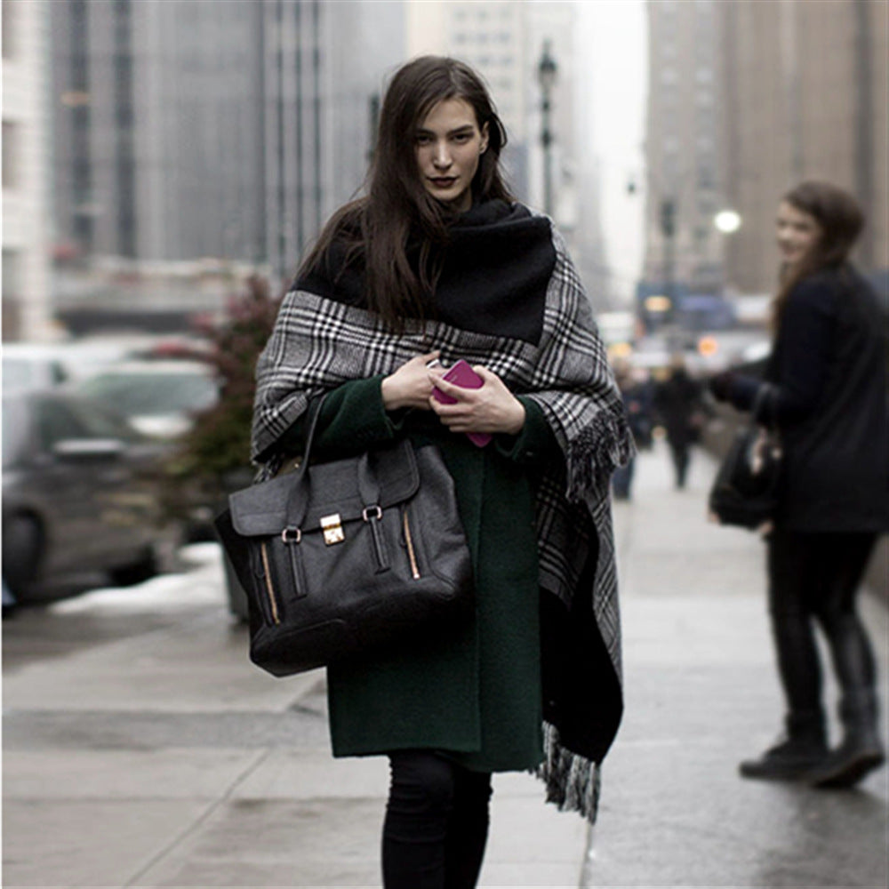 Damen Ruana-Poncho aus Wollmix mit kastigem Kimono-Fall und Fransensaum Drune