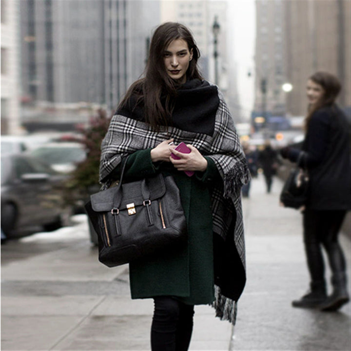 Damen Ruana-Poncho aus Wollmix mit kastigem Kimono-Fall und Fransensaum Drune