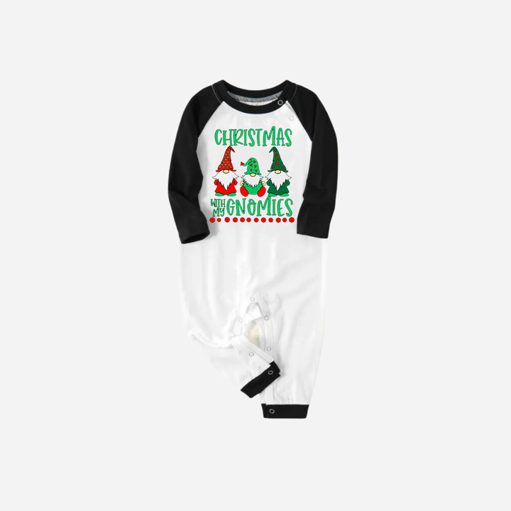 Drune | Schwarzes Raglan-Top mit grünem Karomuster Weihnachts-Pyjama-Set mit "Weihnachten mit meinen Gnomies" Textdruck