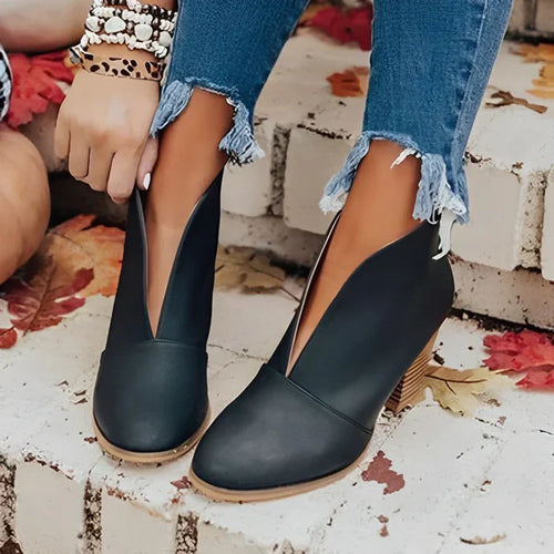 Drune | formbewusster Knöchelstiefel mit tiefem V-Ausschnitt für einen trendigen Look