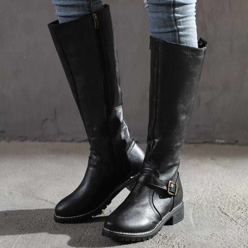 Drune | Knielang Lederlook Blockabsatz Schnallen Detail Rutschfeste Sohle