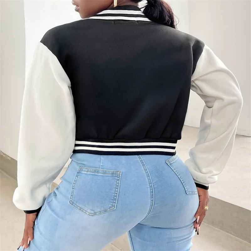 Drune | Varsity Bomberjack Damen, Kurzes Modell mit Buchstabenpatch und Druckknopfverschluss