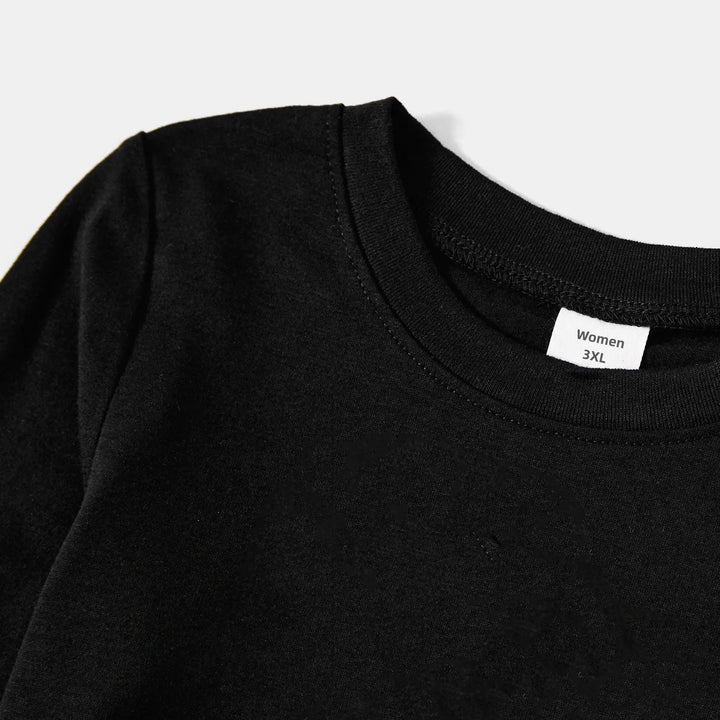 Drune | Schwarz-weiß kariertes Weihnachts-Pyjama-Set mit buntem Weihnachts-Textdruck