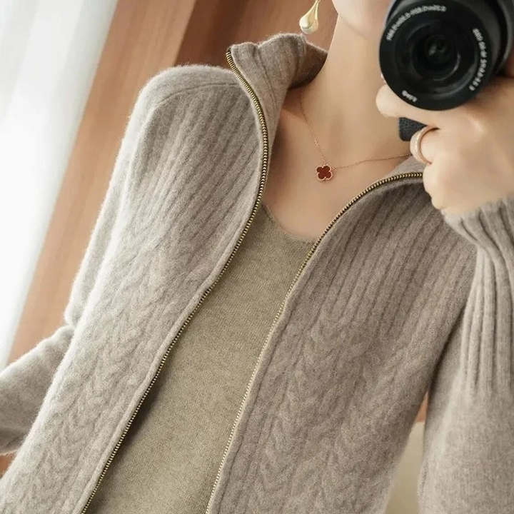 Drune | Gestrickte Jacke Damen Mit Reißverschluss Und Kabelstrickdetails