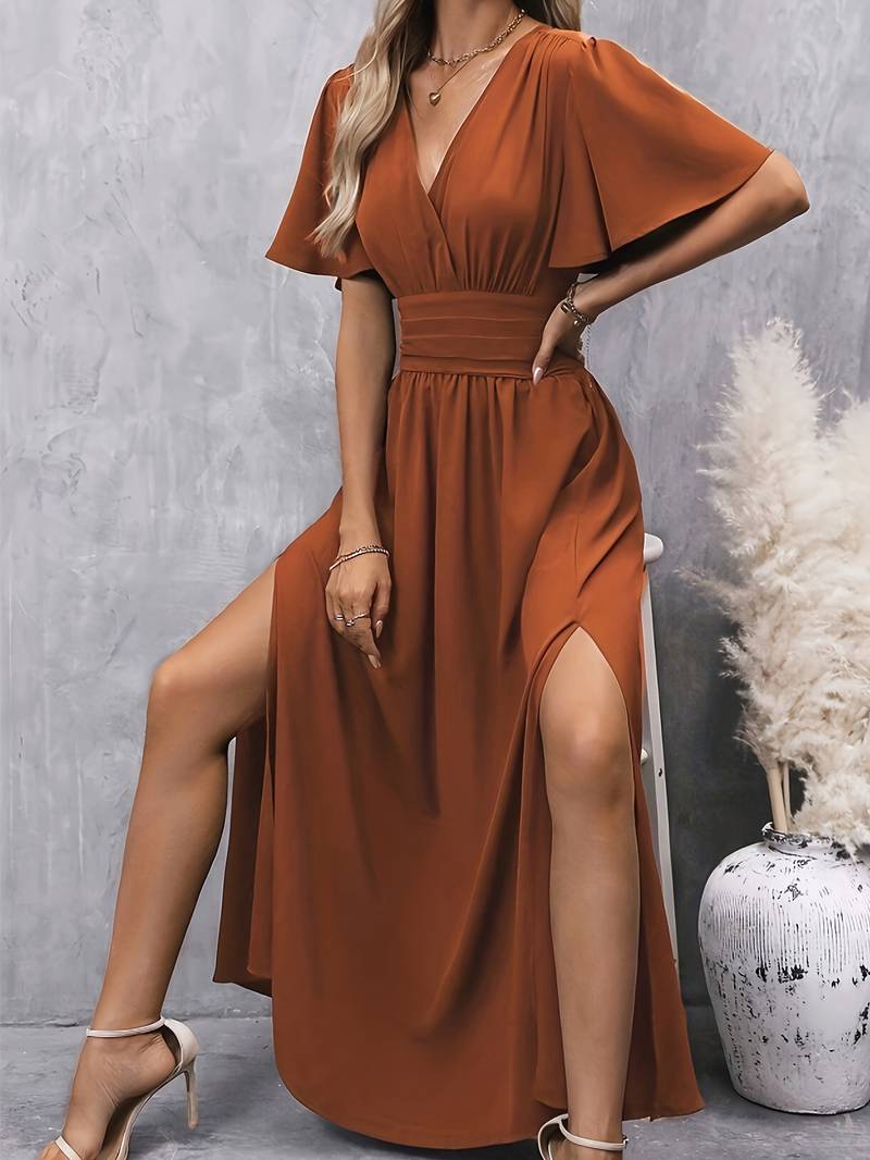 Drune – kleid mit rüschenkragen und plissierter taille