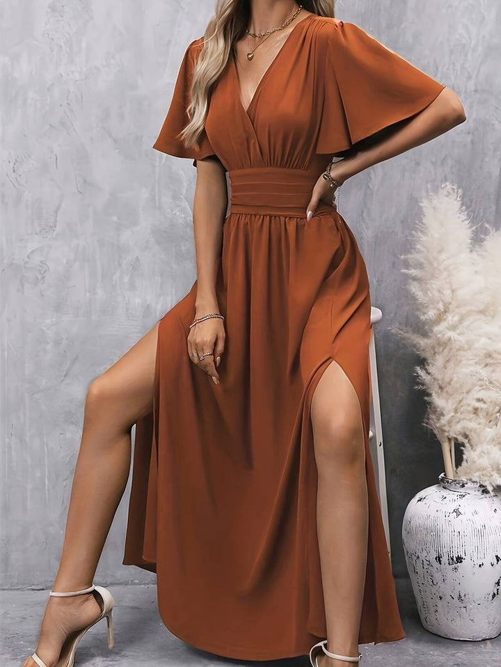 Drune – kleid mit rüschenkragen und plissierter taille