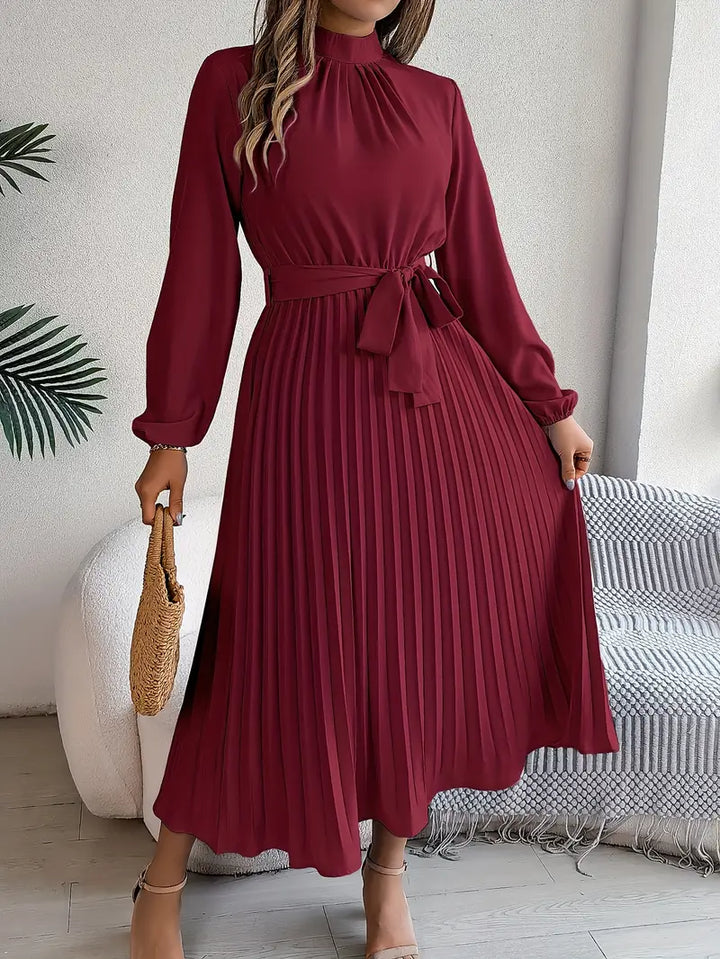 Drune | Schlichtes Kleid mit Stehkragen und Plissiertem Gürtel