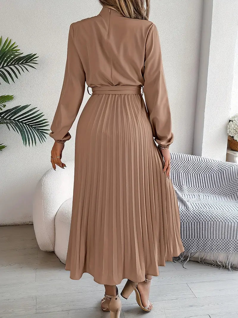 Drune | Schlichtes Kleid mit Stehkragen und Plissiertem Gürtel